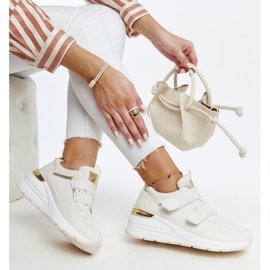 Zapatillas de cuña beige con cierre de velcro de Orly 3