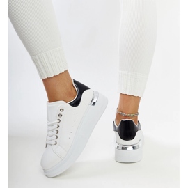 Deportivas blancas con aplicación Meriana negra. blanco 1