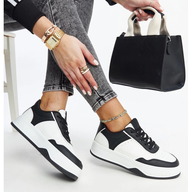 Zapatillas blancas y negras con suela gruesa Rumai. blanco 1