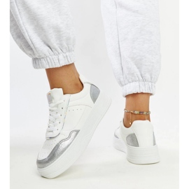 Zapatillas blancas y plateadas con suela gruesa Rumai. blanco 3