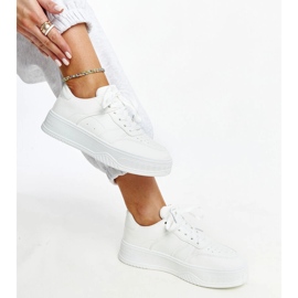 Zapatillas blancas con suela gruesa de Rafida. blanco 2