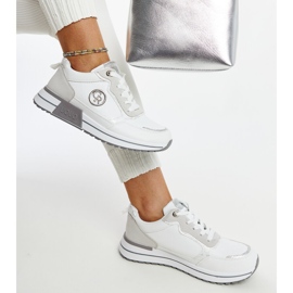 Zapatillas con plataforma en blanco y gris de Sinika 1