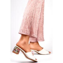 Chanclas de mujer blancas con tacón bajo y cristales blanco 2