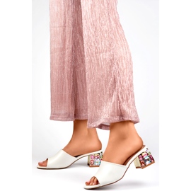 Chanclas de mujer blancas con tacón bajo y cristales blanco 4