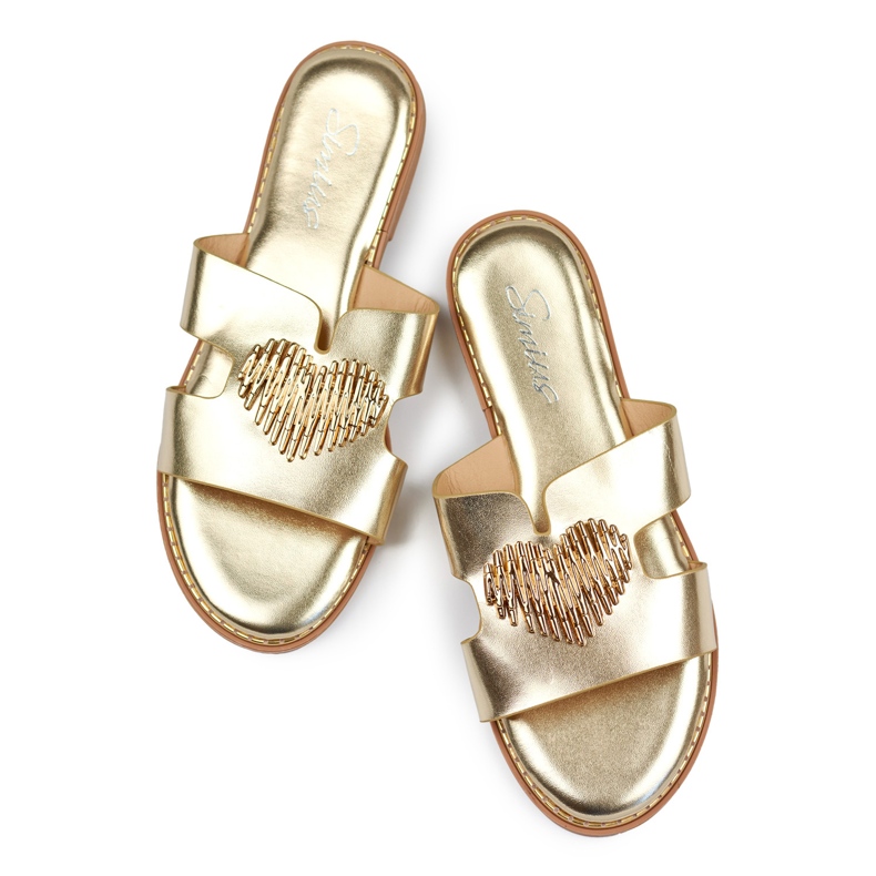Chanclas de mujer doradas con corazón decorativo dorado 1