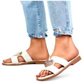 Chanclas de mujer blancas con corazón decorativo blanco 4