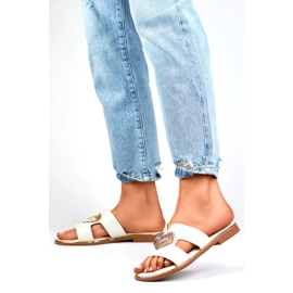 Chanclas de mujer blancas con corazón decorativo blanco 3