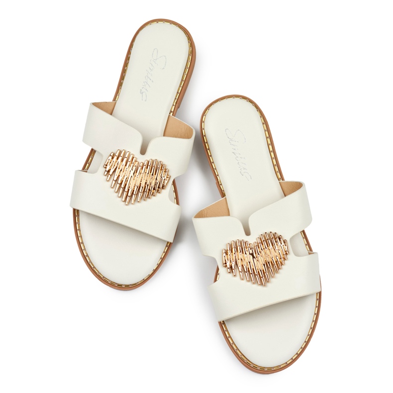 Chanclas de mujer blancas con corazón decorativo blanco 1