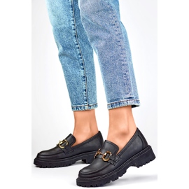 Mocasines de mujer negros con decoración dorada. 4