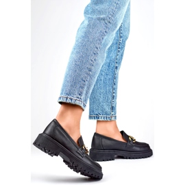 Mocasines de mujer negros con decoración dorada. 2