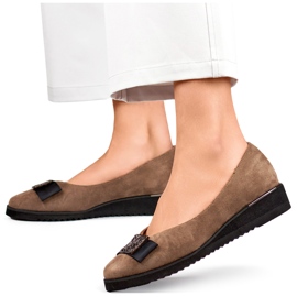 Zapatos de ante en color topo, salones con cuña baja. beige 3