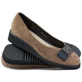 Zapatos de ante en color topo, salones con cuña baja. beige 1