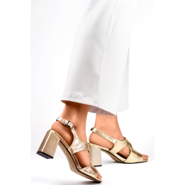 Sandalias elegantes de tacón dorado para mujer. 2