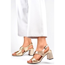 Sandalias elegantes de tacón dorado para mujer. 4