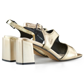 Sandalias elegantes de tacón dorado para mujer. 1