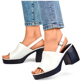 Sandalias de mujer blancas con tacón negro. blanco 3