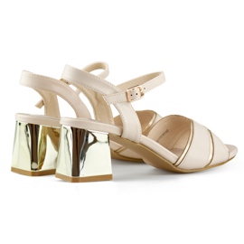 Elegantes sandalias de mujer beige con tacón dorado. 1
