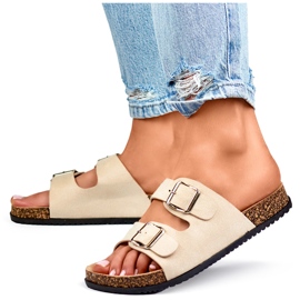 Chanclas de mujer beige con dos hebillas. 2