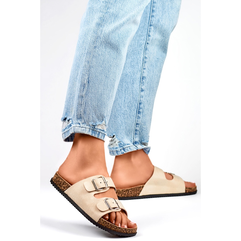 Chanclas de mujer beige con dos hebillas. 1