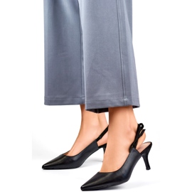 Elegantes tacones negros con tacón abierto. 4