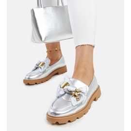 Mocasines plateados con imperdible decorativo de Bogumil plata 4