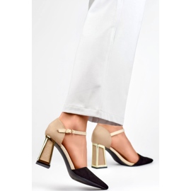 Zapatos de salón abiertos en negro y beige con un elegante tacón alto. 2