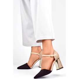 Zapatos de salón abiertos en negro y beige con un elegante tacón alto. 4