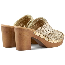 Zapatillas de mujer de encaje dorado con tacón alto y suela imitando madera 1