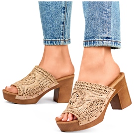 Chanclas de mujer beige encaje con suela imitando madera 3