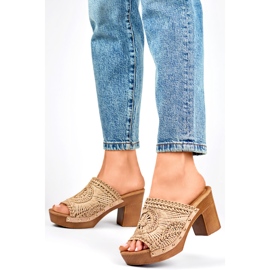 Chanclas de mujer beige encaje con suela imitando madera 4