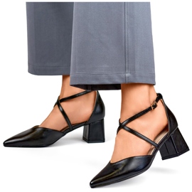 Zapatos de tacón negros con tiras en tacón bajo. 3