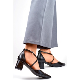 Zapatos de tacón negros con tiras en tacón bajo. 2