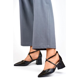 Zapatos de tacón negros con tiras en tacón bajo. 4