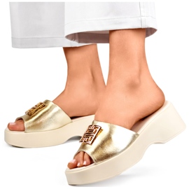Chanclas doradas, elegantes, cómodas y con suela gruesa. dorado 3