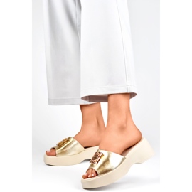 Chanclas doradas, elegantes, cómodas y con suela gruesa. dorado 4