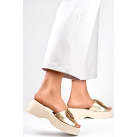Chanclas doradas, elegantes, cómodas y con suela gruesa. dorado 2