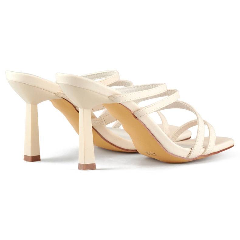 Elegantes chanclas de mujer beige con tacón alto. 1