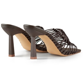 Chanclas de tacón alto, chanclas de mujer elegantes y flexibles con tacón alto marrón. 1