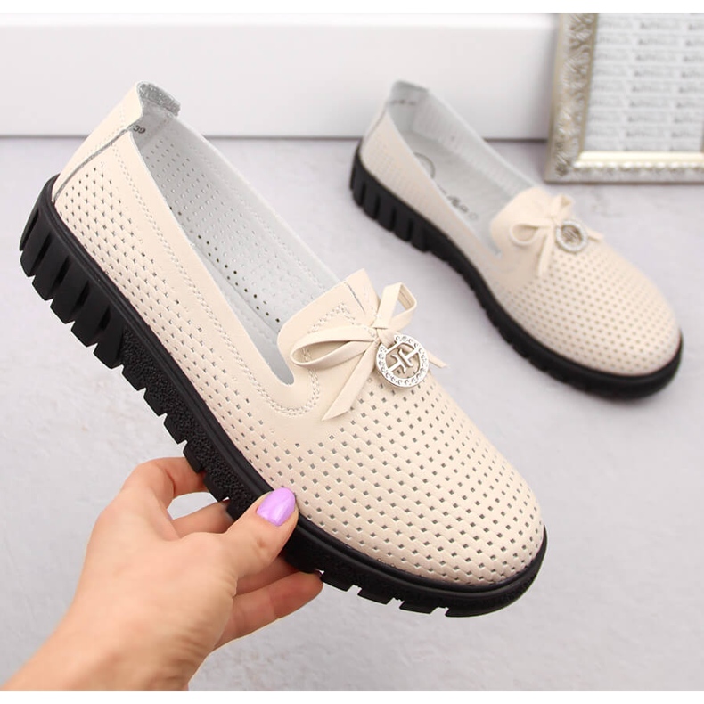 Zapatos slip-on mujer en piel calada beige Filippo DP6057 1