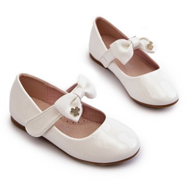 Bailarina infantil charol blanco con lazo velcro 5