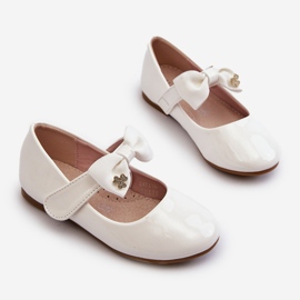 Bailarina infantil charol blanco con lazo velcro 3