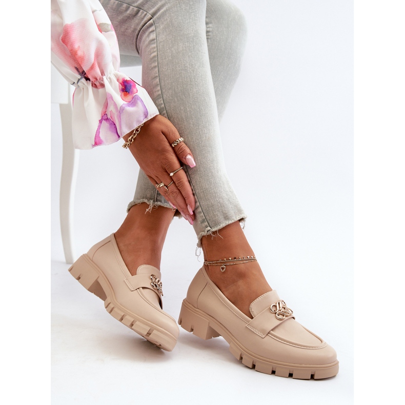 Elegantes Mocasines de Mujer Beige con Decoración Dorada Tosisa 1