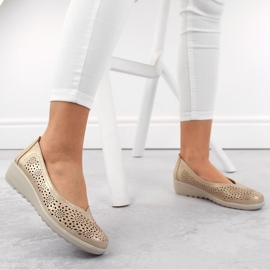 Zapato slip-on de mujer con cuña dorada calada Potocki 90300 dorado 2