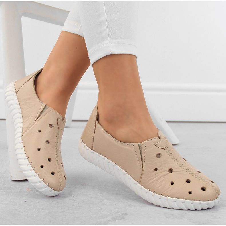 Zapato slip-on mujer piel calado beige Artiker 54C0561 1