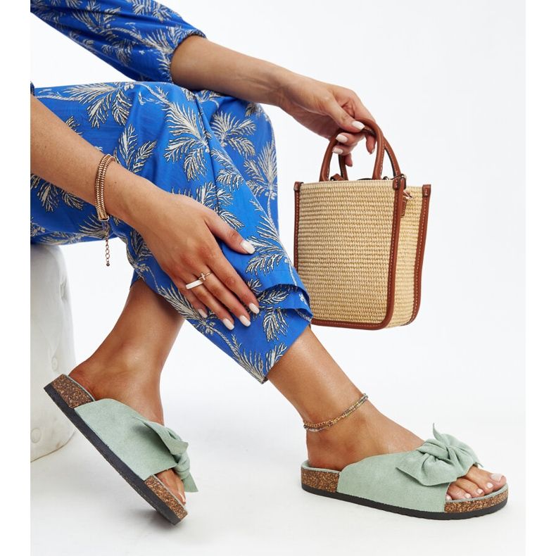 Chanclas Aamu verde claro con suela de corcho 1 Chanclas Aamu verde claro con suela de corcho 1