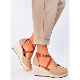 Sandalias de cuña con puntera abierta en caqui Berna beige 3