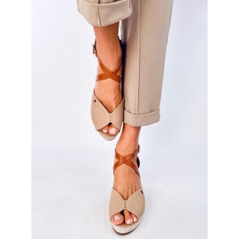 Sandalias de cuña con puntera abierta en caqui Berna beige 1