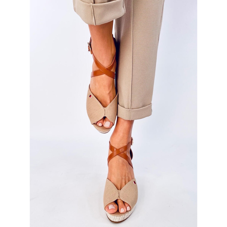 Sandalias de cuña con puntera abierta en caqui Berna beige 1 Sandalias de cuña con puntera abierta en caqui Berna beige 1