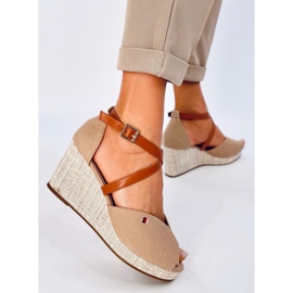 Sandalias de cuña con puntera abierta en caqui Berna beige 2