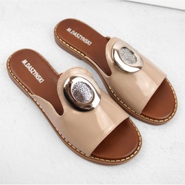 M. DASZYŃSKI Zapatillas de mujer de charol con decoración, beige M.Daszyński MR2266-5 3